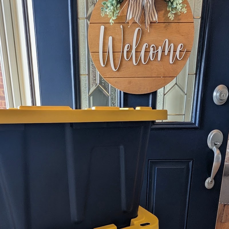 Reusable moving totes with yellow lids